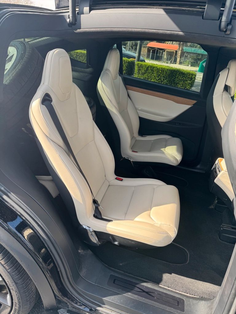 Tesla Model X – Intérieur cuir crème
